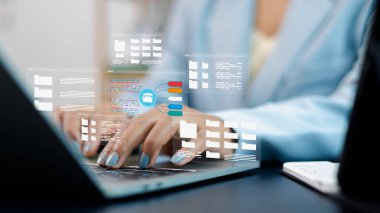 İş adamı dijital dosya dizinlerine sahip dizüstü bilgisayar kullanıyor hologram, bulut depolama, veri yönetimi, bilgi sistemi ve modern teknoloji organizasyonunu temsil ediyor.