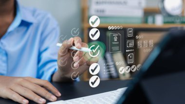 Sanal ekranda dijital kontrol listesi ve iş akışı yönetim sistemini kullanan iş adamı, modern ofis işleri için verimlilik, görev izleme ve dijital dönüşüm kavramı.