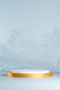 Ürün gösterimi, kozmetik sunumu veya zarif modern tarzda markalaştırma için beyaz ve altın podyum ve tropikal gölgelere sahip lüks minimal mavi arkaplan.