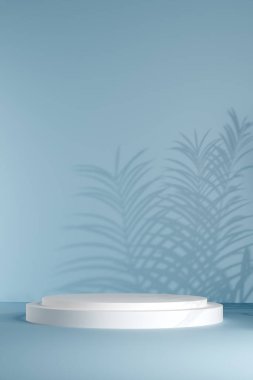 Ürün gösterimi, kozmetik sunumu, cilt markalaşması veya modern reklam sahnesi için beyaz podyum ve tropikal yaprak gölgelerine sahip minimal mavi arkaplan.