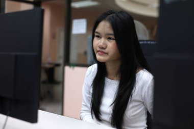 Asyalı kız öğrenci bir sınıfta bilgisayar eğitimi, dijital eğitim, e-öğrenme, teknoloji beceri geliştirme ve bir okul bilgisayar laboratuvarında modern çalışma ortamı.