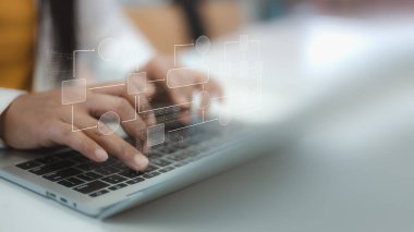 Bilgisayar klavyesinde dijital akış şeması ve kodlama betiğiyle yazı yazan kişiyi kapat. İş süreci otomasyonu, yazılım geliştirme ve sistem optimizasyonu kavramı.