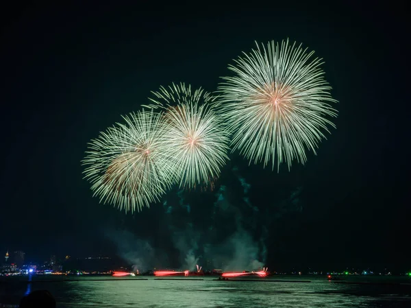 Удивительный Красивый Красочный Фейерверк Ночь Празднования Показывая Морском Пляже Многоцветным — стоковое фото