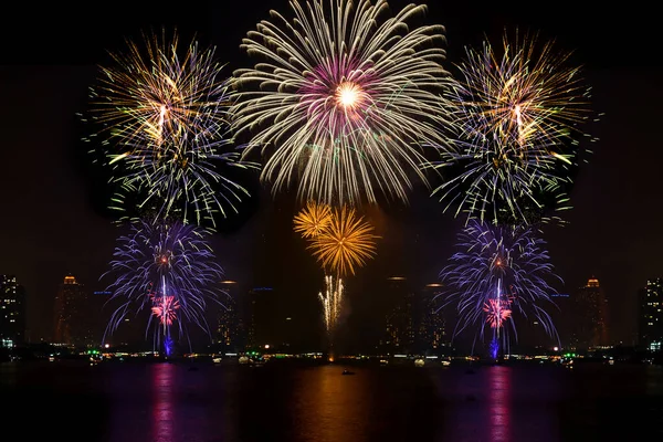 Verbazingwekkende Mooie Kleurrijke Vuurwerk Weer Geven Feestavond Tonen Het Strand Stockafbeelding