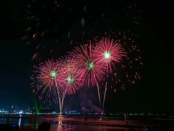 Erstaunlich Schöne Bunte Feuerwerk Auf Feier Nacht Zeigt Strand Mit — Stockfoto