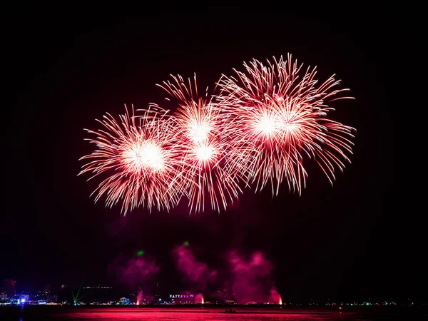 Csodálatos Gyönyörű Színes Tűzijáték Kijelző Ünnepi Este Mutatja Tengerparton Több — Stock Fotó
