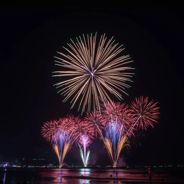 Verbazingwekkende Mooie Kleurrijke Vuurwerk Weer Geven Feestavond Tonen Het Strand — Stockfoto