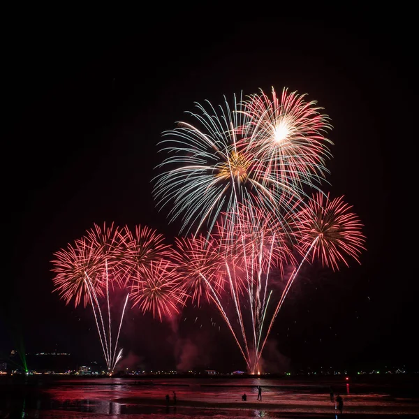 Increíble Hermosa Exhibición Fuegos Artificiales Colores Noche Celebración Mostrando Playa — Foto de Stock