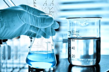 Laboratuvar geçmişi, bilim laboratuarı araştırma ve geliştirme konsepti ve laboratuvar malzemeleriyle dolu bir matarayı tutan bilim adamının eli.