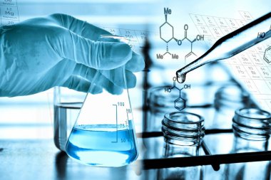 Laboratuvar geçmişi, bilim laboratuarı araştırma ve geliştirme konsepti ve laboratuvar malzemeleriyle dolu bir matarayı tutan bilim adamının eli.