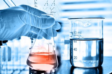 Laboratuvar geçmişi, bilim laboratuarı araştırma ve geliştirme konsepti ve laboratuvar malzemeleriyle dolu bir matarayı tutan bilim adamının eli.