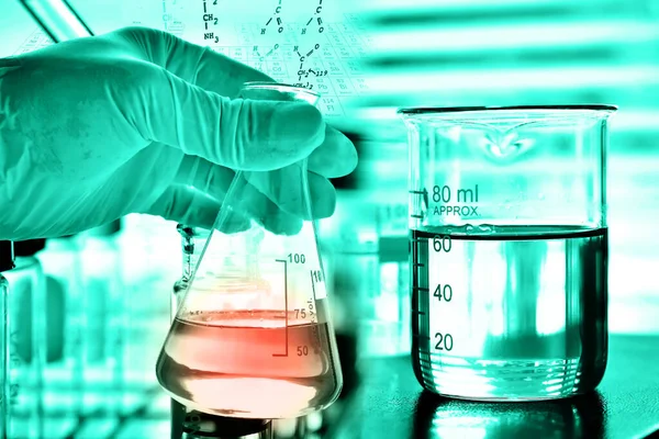 Hand Des Wissenschaftlers Hält Kolben Mit Laborgläsern Hintergrund Des Chemielabors — Stockfoto