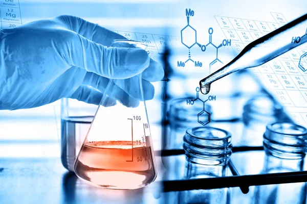Hand Van Een Wetenschapper Met Kolf Met Laboratoriumglaswerk Chemische Laboratoriumachtergrond — Stockfoto