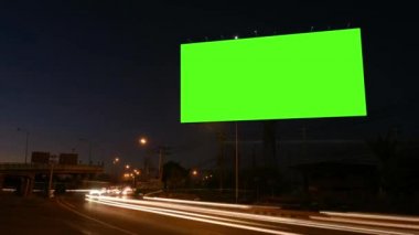 Gece Caddesinde ışık yollu yeşil ekranlı Boş Billboard 'un Zaman Hızı