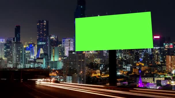 Time Lapse Blank Billboard Con Una Pantalla Verde Calle Noche — Vídeo de stock