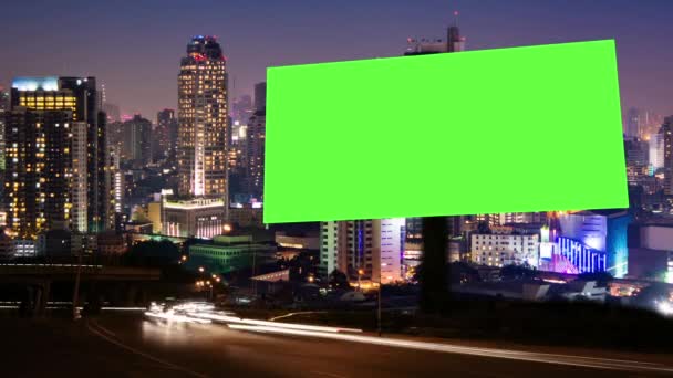 ライトトレイル 都市の夜の背景と夜の通りに緑の画面とブランクビルボードの時間の経過 — ストック動画