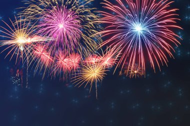 Kutlama gecesi havai fişek gösterisi 