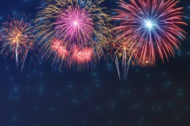 Kutlama gecesi havai fişek gösterisi 