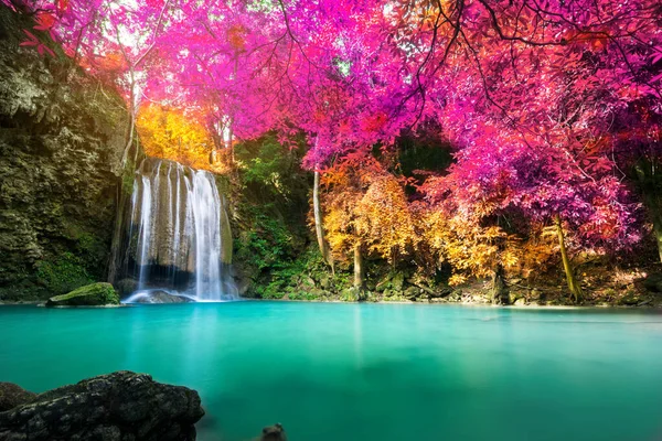 Verbazingwekkend Natuur Prachtige Waterval Bij Kleurrijk Herfstbos Het Najaar — Stockfoto