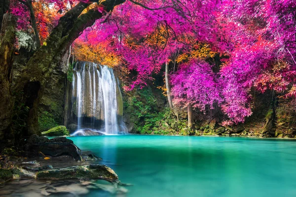 Verbazingwekkend Natuur Prachtige Waterval Bij Kleurrijk Herfstbos Het Najaar — Stockfoto