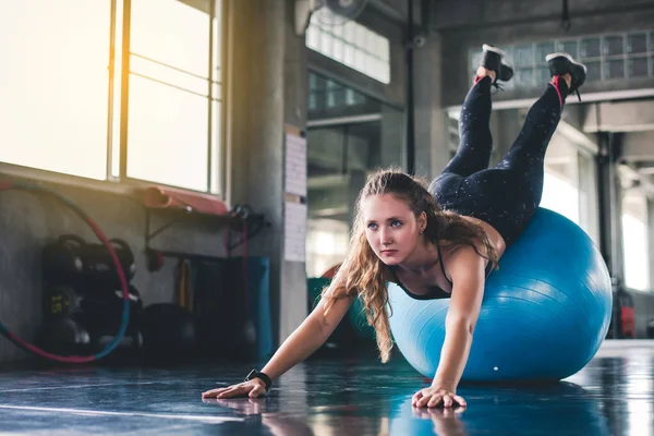 Cinematikus Hang Fiatal Vonzó Fitnesz Testmozgás Labda Tornateremben Egyéni Sport — Stock Fotó