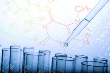 Laboratuvar geçmişi, bilim laboratuarı araştırma ve geliştirme konsepti ve laboratuvar malzemeleriyle dolu bir matarayı tutan bilim adamının eli. 