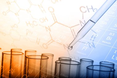 Laboratuvar geçmişi, bilim laboratuarı araştırma ve geliştirme konsepti ve laboratuvar malzemeleriyle dolu bir matarayı tutan bilim adamının eli. 