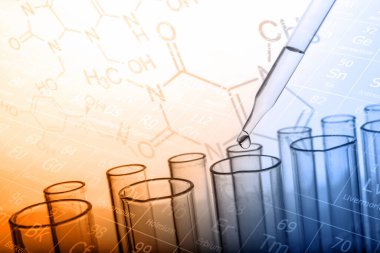 Laboratuvar geçmişi, bilim laboratuarı araştırma ve geliştirme konsepti ve laboratuvar malzemeleriyle dolu bir matarayı tutan bilim adamının eli. 