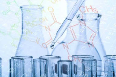 Laboratuvar geçmişi, bilim laboratuarı araştırma ve geliştirme konsepti ve laboratuvar malzemeleriyle dolu bir matarayı tutan bilim adamının eli. 