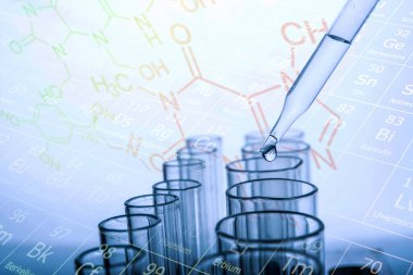 Laboratuvar geçmişi, bilim laboratuarı araştırma ve geliştirme konsepti ve laboratuvar malzemeleriyle dolu bir matarayı tutan bilim adamının eli. 