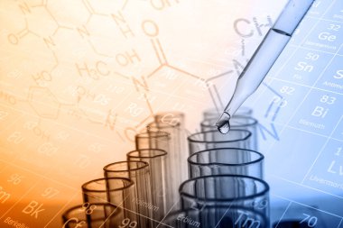 Laboratuvar geçmişi, bilim laboratuarı araştırma ve geliştirme konsepti ve laboratuvar malzemeleriyle dolu bir matarayı tutan bilim adamının eli. 