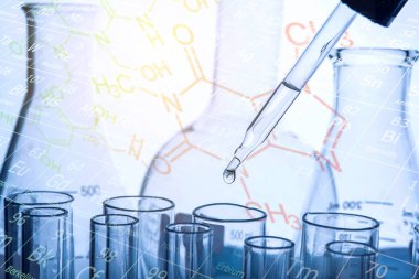 Laboratuvar geçmişi, bilim laboratuarı araştırma ve geliştirme konsepti ve laboratuvar malzemeleriyle dolu bir matarayı tutan bilim adamının eli. 