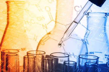 Laboratuvar geçmişi, bilim laboratuarı araştırma ve geliştirme konsepti ve laboratuvar malzemeleriyle dolu bir matarayı tutan bilim adamının eli. 