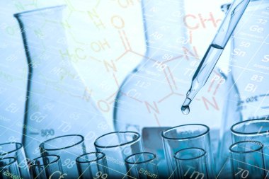 Laboratuvar geçmişi, bilim laboratuarı araştırma ve geliştirme konsepti ve laboratuvar malzemeleriyle dolu bir matarayı tutan bilim adamının eli. 