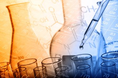 Laboratuvar geçmişi, bilim laboratuarı araştırma ve geliştirme konsepti ve laboratuvar malzemeleriyle dolu bir matarayı tutan bilim adamının eli. 