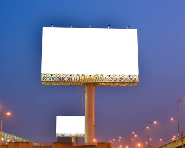 Açık hava reklam afişi ya da reklam panosu için boş ilan panosu. 