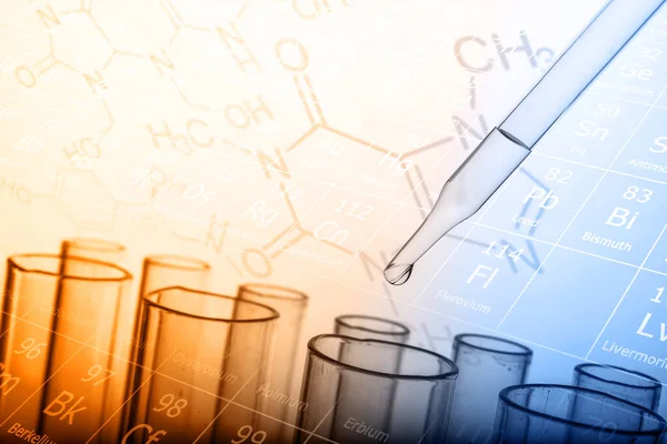 Laboratuvar geçmişi, bilim laboratuarı araştırma ve geliştirme konsepti ve laboratuvar malzemeleriyle dolu bir matarayı tutan bilim adamının eli. 