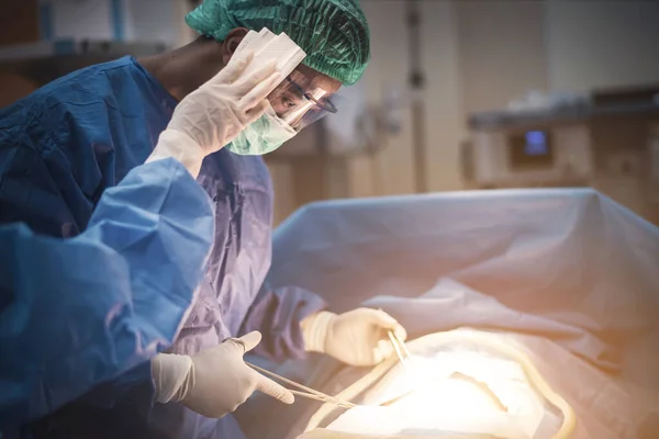 医院手术室里的医生或外科医生组成的小组 在验尸官或Covid 19危机期间 在急诊室显示病人的心率 医学概念 — 图库照片