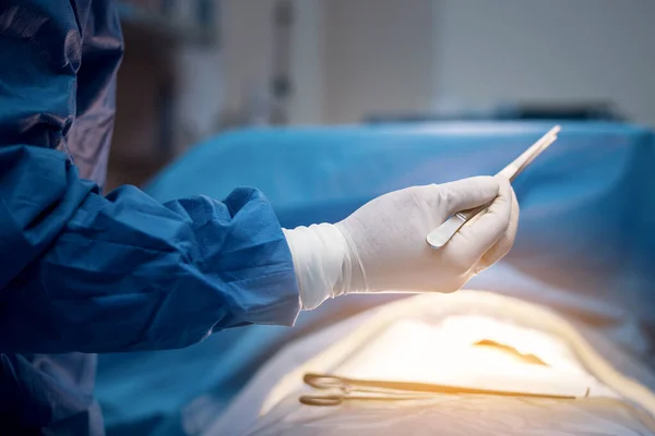 Hastane Ameliyathanesindeki Doktor Cerrahlardan Oluşan Bir Ekip Acil Serviste Hastanın — Stok fotoğraf
