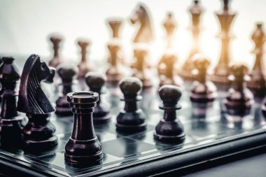 Fikirler, rekabet ve strateji için satranç tahtası oyunu, iş başarısı konsepti 