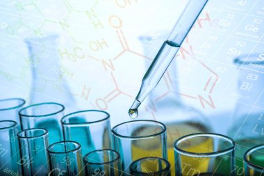 Laboratuvar cam kaplamalı test tüpüne kimyasal sıvı dökülüyor. Bilim veya kimya araştırma ve geliştirme kavramı. 
