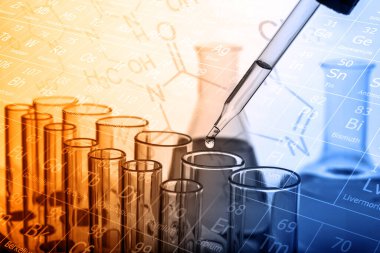 Laboratuvar cam kaplamalı test tüpüne kimyasal sıvı dökülüyor. Bilim veya kimya araştırma ve geliştirme kavramı. 