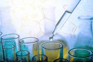 Laboratuvar cam kaplamalı test tüpüne kimyasal sıvı dökülüyor. Bilim veya kimya araştırma ve geliştirme kavramı. 