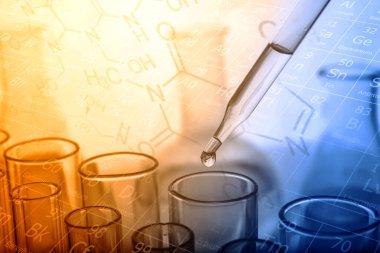 Laboratuvar cam kaplamalı test tüpüne kimyasal sıvı dökülüyor. Bilim veya kimya araştırma ve geliştirme kavramı. 