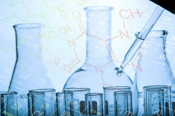 Ρίχνει Χημικά Υγρά Για Δοκιμάσει Σωλήνα Εργαστηριακά Γυάλινα Αντικείμενα Έννοια — Φωτογραφία Αρχείου