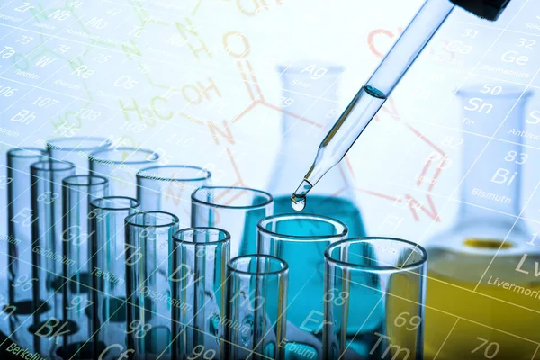 Laboratuvar Cam Kaplamalı Test Tüpüne Kimyasal Sıvı Dökülüyor Bilim Veya — Stok fotoğraf