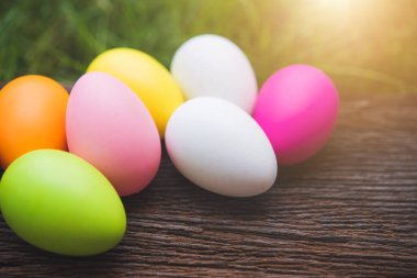 Ahşap arka planda renkli Paskalya yumurtaları 