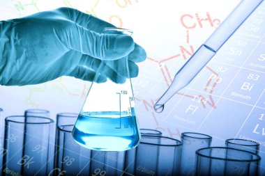 Laboratuvar geçmişi, bilim laboratuarı araştırma ve geliştirme konsepti ve laboratuvar malzemeleriyle dolu bir matarayı tutan bilim adamının eli.