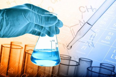 Laboratuvar geçmişi, bilim laboratuarı araştırma ve geliştirme konsepti ve laboratuvar malzemeleriyle dolu bir matarayı tutan bilim adamının eli.