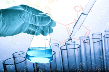 Laboratuvar geçmişi, bilim laboratuarı araştırma ve geliştirme konsepti ve laboratuvar malzemeleriyle dolu bir matarayı tutan bilim adamının eli.